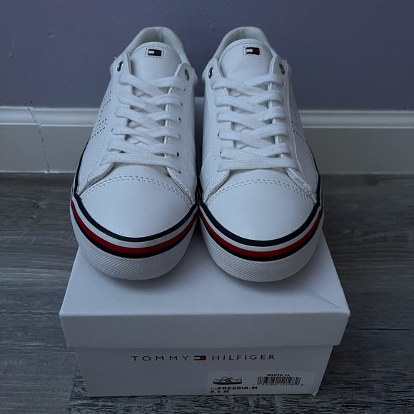 Tommy Hilfiger - Picture 4 of 5